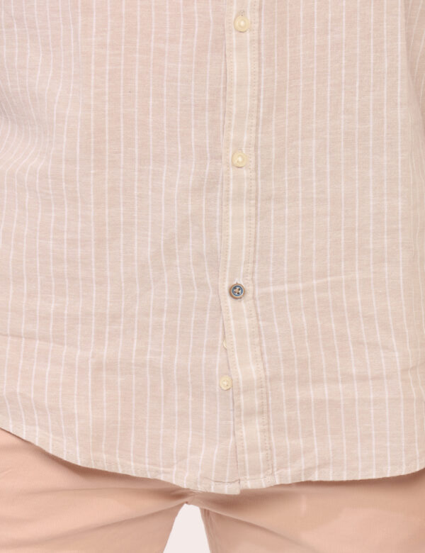 Camicia Goha Beige - Camicia in misto cotone/lino, in total beige rigata bianca con colletto alla coreana. La vestibilità è
