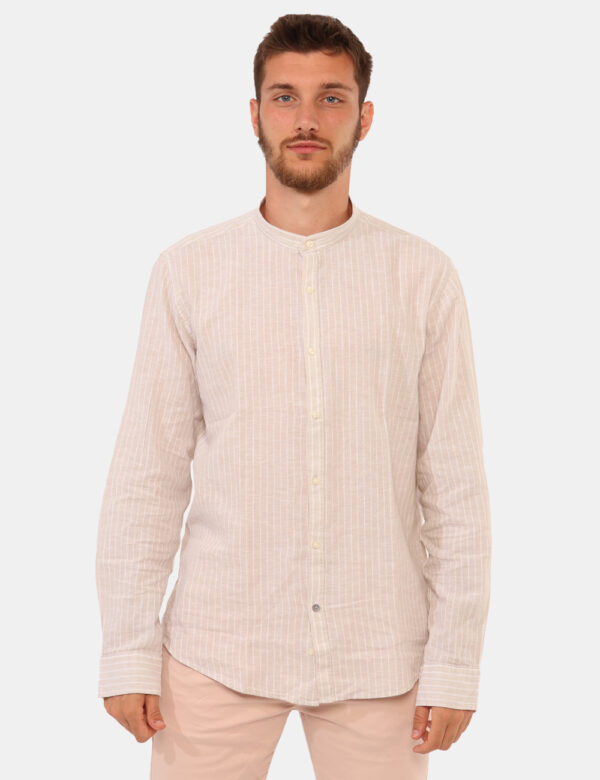 Camicia Goha Beige - Camicia in misto cotone/lino, in total beige rigata bianca con colletto alla coreana. La vestibilità è