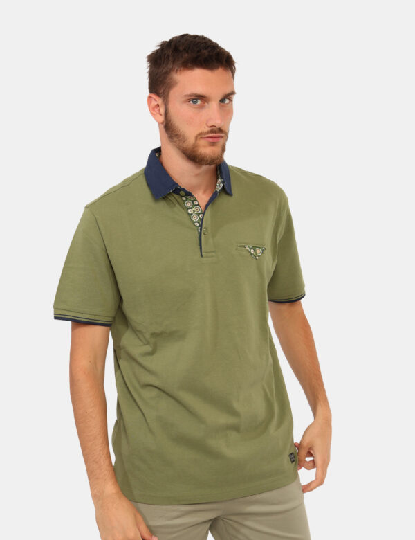 Polo Goha Verde - Polo classica in total verde con dettagli blu e taschino a fessura ad altezza cuore, caratterizzato da sta