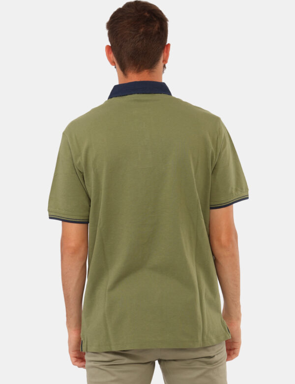 Polo Goha Verde - Polo classica in total verde con dettagli blu e taschino a fessura ad altezza cuore, caratterizzato da sta