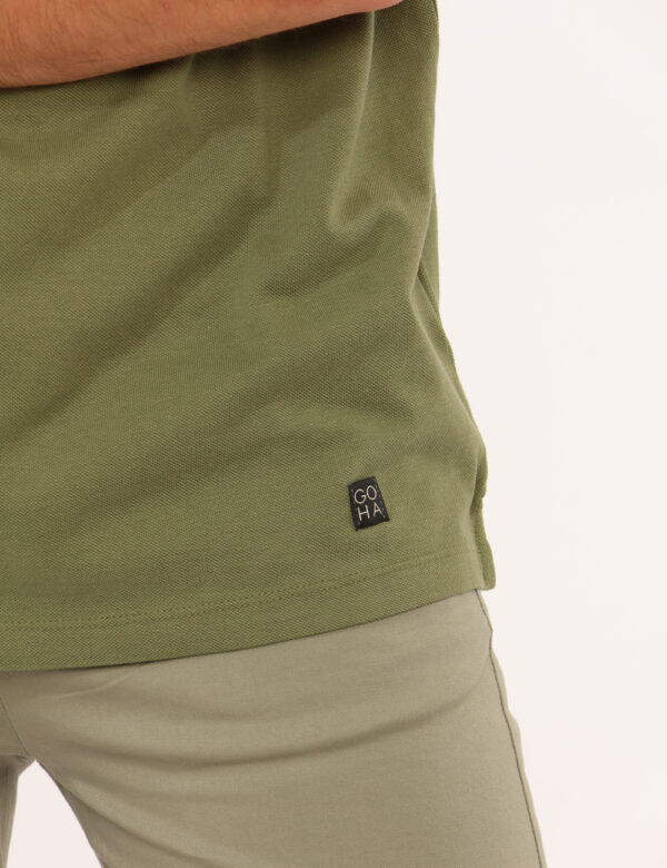 Polo Goha Verde - Polo classica in total verde con dettagli blu e taschino a fessura ad altezza cuore, caratterizzato da sta