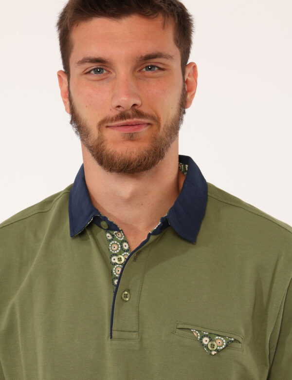 Polo Goha Verde - Polo classica in total verde con dettagli blu e taschino a fessura ad altezza cuore, caratterizzato da sta