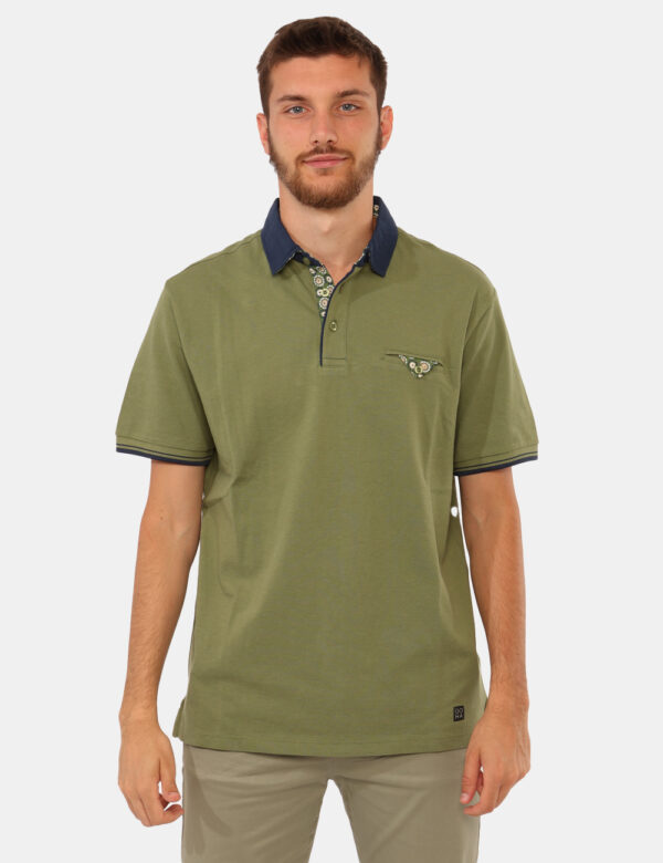 Polo Goha Verde - Polo classica in total verde con dettagli blu e taschino a fessura ad altezza cuore, caratterizzato da sta