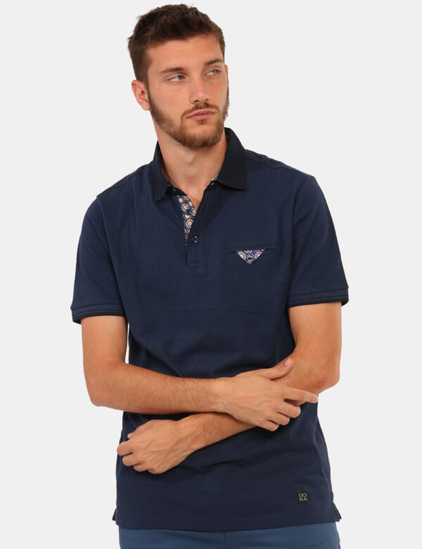 Polo Goha Blu - Polo classica in total blu navy con dettagli blu e taschino a fessura ad altezza cuore, caratterizzato da st
