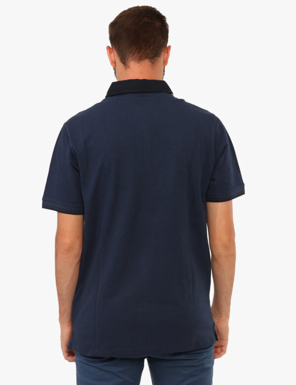 Polo Goha Blu - Polo classica in total blu navy con dettagli blu e taschino a fessura ad altezza cuore, caratterizzato da st