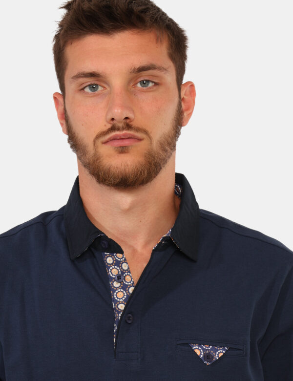 Polo Goha Blu - Polo classica in total blu navy con dettagli blu e taschino a fessura ad altezza cuore, caratterizzato da st