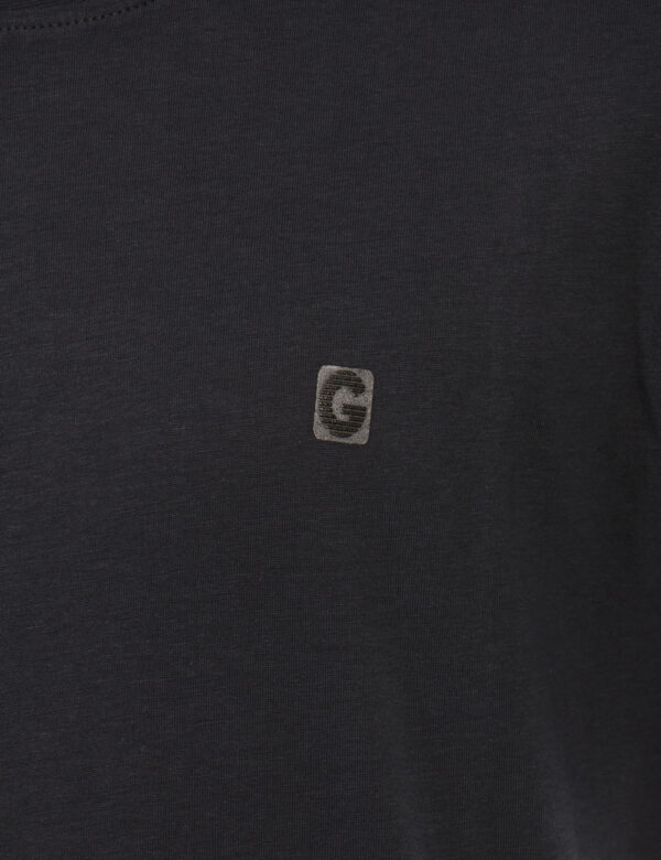 T-shirt Goha Blu - T-shirt classica in total blu navy con piccolo patch logo brand ad altezza cuore. La vestibilità è morbid