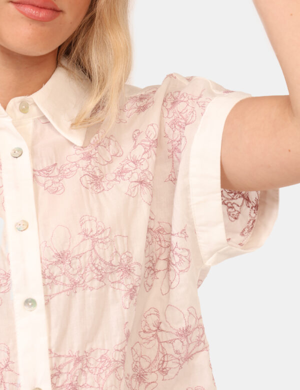 Camicia Yes Zee Bianco - Camicia a maniche corte su base bianca con stampa floreale ricamata in rosa. La vestibilità è morbi