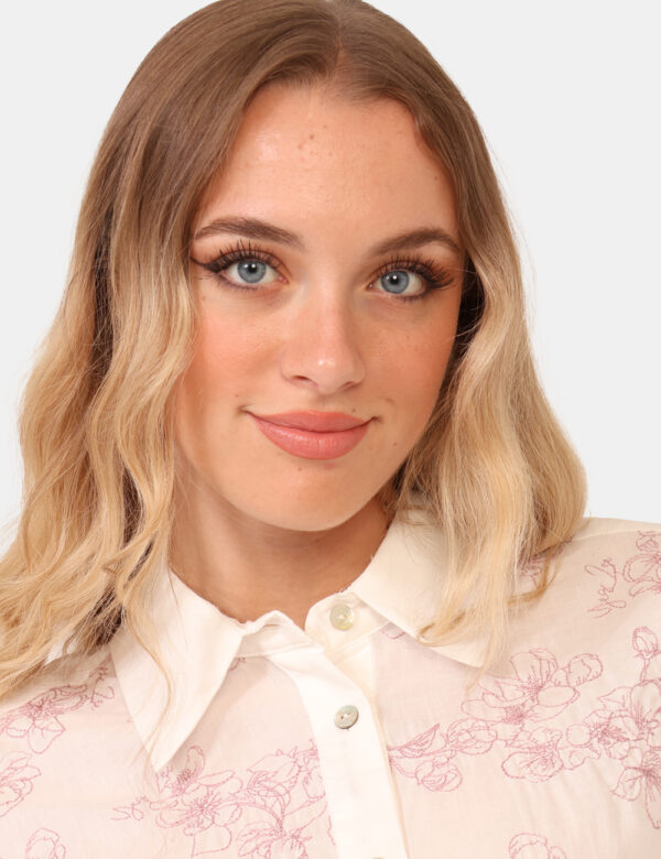 Camicia Yes Zee Bianco - Camicia a maniche corte su base bianca con stampa floreale ricamata in rosa. La vestibilità è morbi