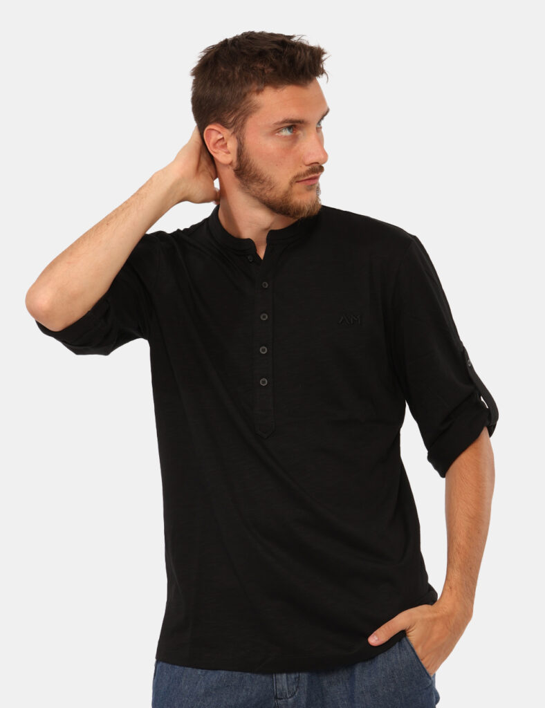 Maglia Antony Morato Nero - Maglia leggera a maniche lunghe con bottone per raccoglierle, in total nero, più logo brand rica