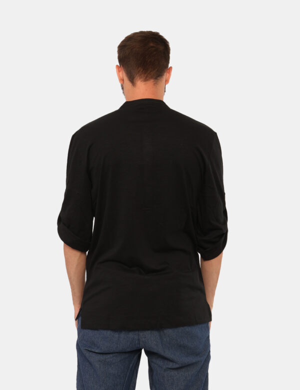 Maglia Antony Morato Nero - Maglia leggera a maniche lunghe con bottone per raccoglierle, in total nero, più logo brand rica