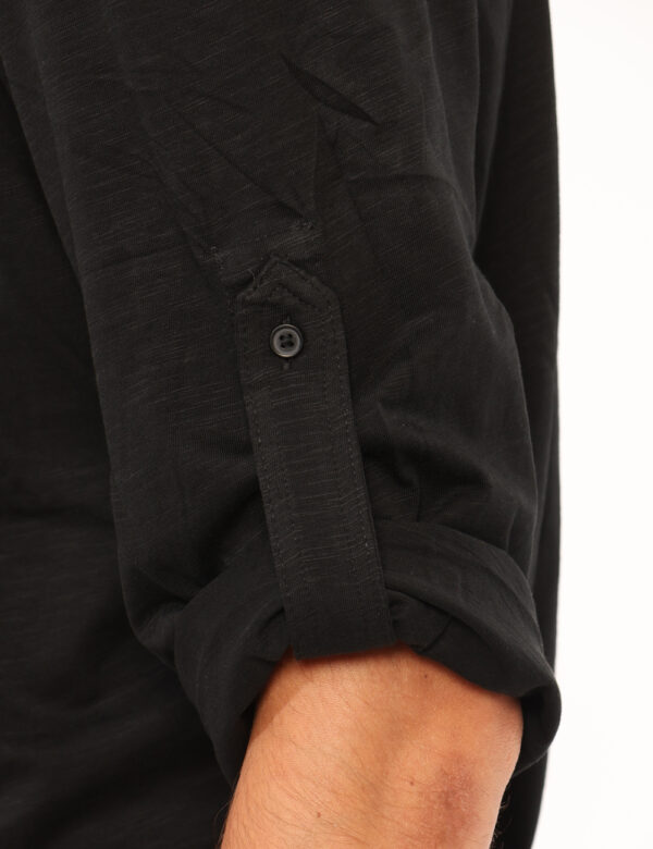 Maglia Antony Morato Nero - Maglia leggera a maniche lunghe con bottone per raccoglierle, in total nero, più logo brand rica