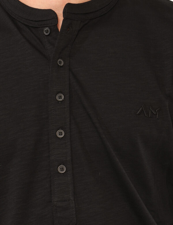 Maglia Antony Morato Nero - Maglia leggera a maniche lunghe con bottone per raccoglierle, in total nero, più logo brand rica