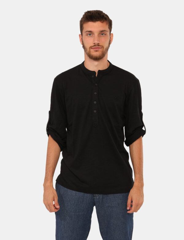 Maglia Antony Morato Nero - Maglia leggera a maniche lunghe con bottone per raccoglierle, in total nero, più logo brand rica