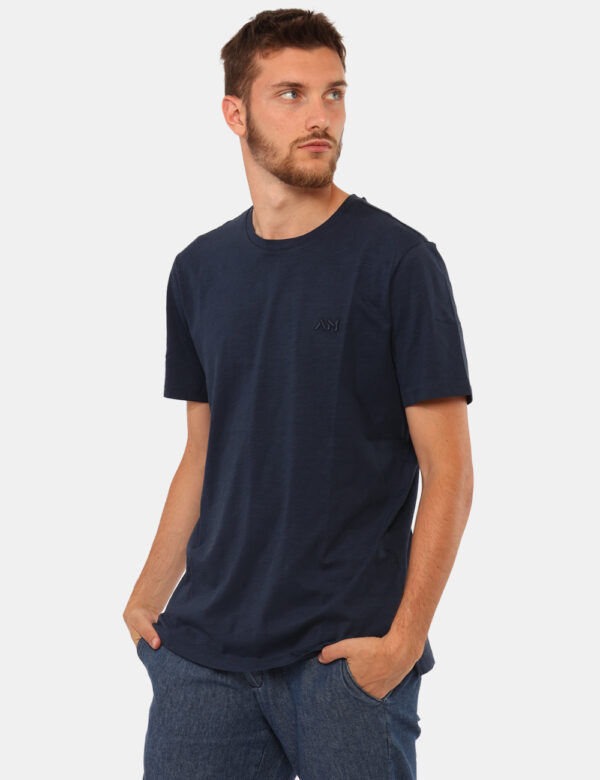 T-shirt Antony Morato Blu - T-shirt in total blu navy con ricamo logo brand in tono su tono. La vestibilità è morbida e rego