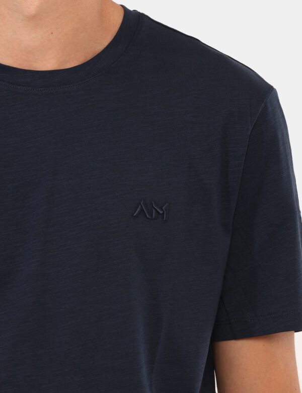 T-shirt Antony Morato Blu - T-shirt in total blu navy con ricamo logo brand in tono su tono. La vestibilità è morbida e rego