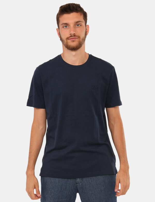 T-shirt Antony Morato Blu - T-shirt in total blu navy con ricamo logo brand in tono su tono. La vestibilità è morbida e rego