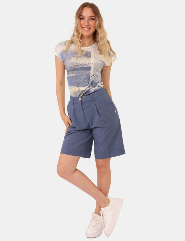 Shorts Yes Zee Blu - Shorts altezza ginocchio, in total blu avio con tasche a taglio trasversale. La vestibilità è morbida e