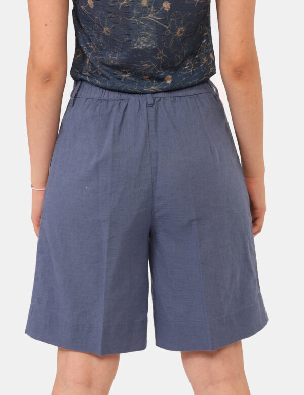 Shorts Yes Zee Blu - Shorts altezza ginocchio, in total blu avio con tasche a taglio trasversale. La vestibilità è morbida e