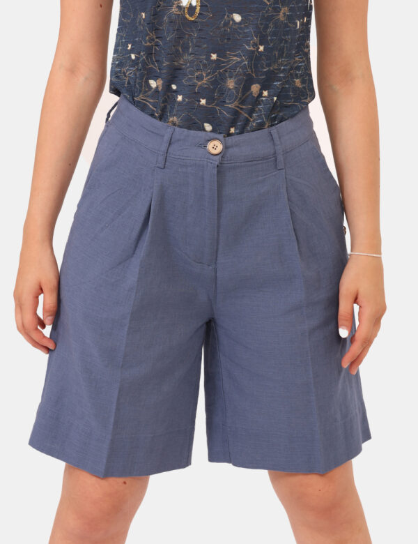 Shorts Yes Zee Blu - Shorts altezza ginocchio, in total blu avio con tasche a taglio trasversale. La vestibilità è morbida e