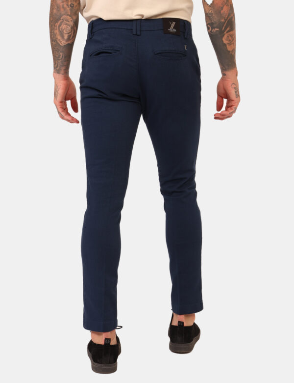 Pantaloni Yes Zee Blu - Pantaloni in total blu navy, su trama lavorata, con tasche a taglio trasversale sul fronte e tasche