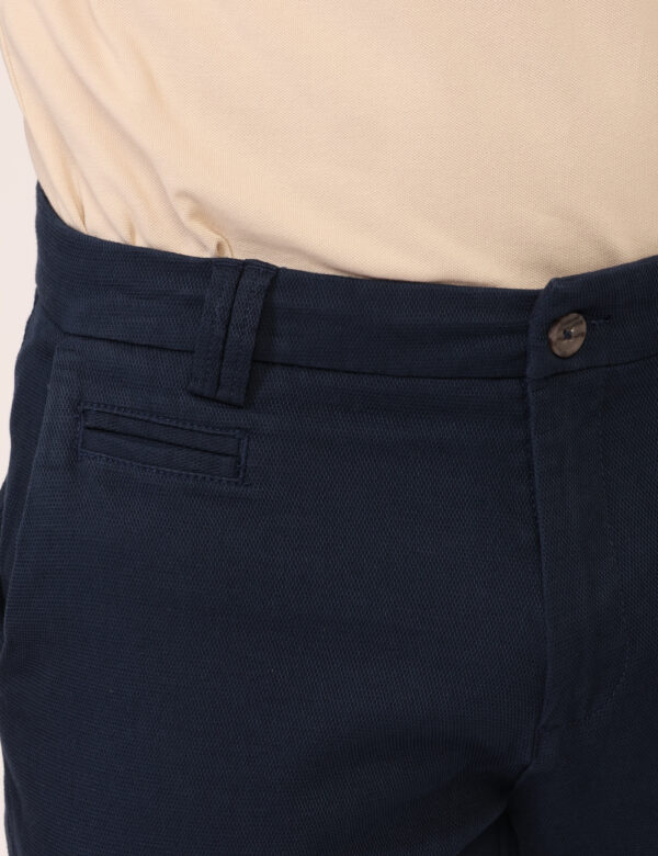Pantaloni Yes Zee Blu - Pantaloni in total blu navy, su trama lavorata, con tasche a taglio trasversale sul fronte e tasche