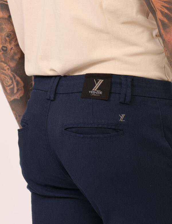Pantaloni Yes Zee Blu - Pantaloni in total blu navy, su trama lavorata, con tasche a taglio trasversale sul fronte e tasche