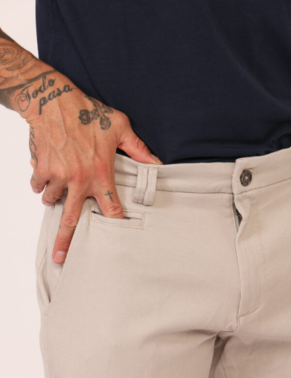 Pantaloni Yes Zee Beige - Pantaloni in total beige, su trama lavorata, con tasche a taglio trasversale sul fronte e tasche a
