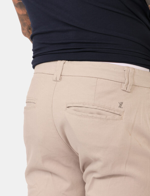 Pantaloni Yes Zee Beige - Pantaloni in total beige, su trama lavorata, con tasche a taglio trasversale sul fronte e tasche a