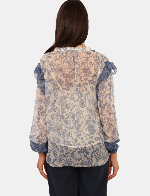 Camicia Pepe Jeans Blu - Camicia leggera, velata, in fantasia bianca e blu. La vestibilità è morbida e pratica grazie a bott