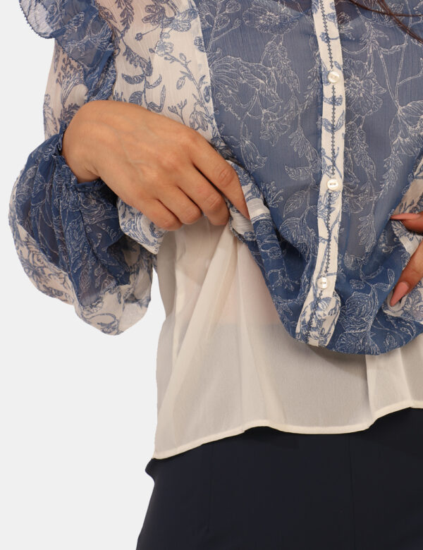 Camicia Pepe Jeans Blu - Camicia leggera, velata, in fantasia bianca e blu. La vestibilità è morbida e pratica grazie a bott