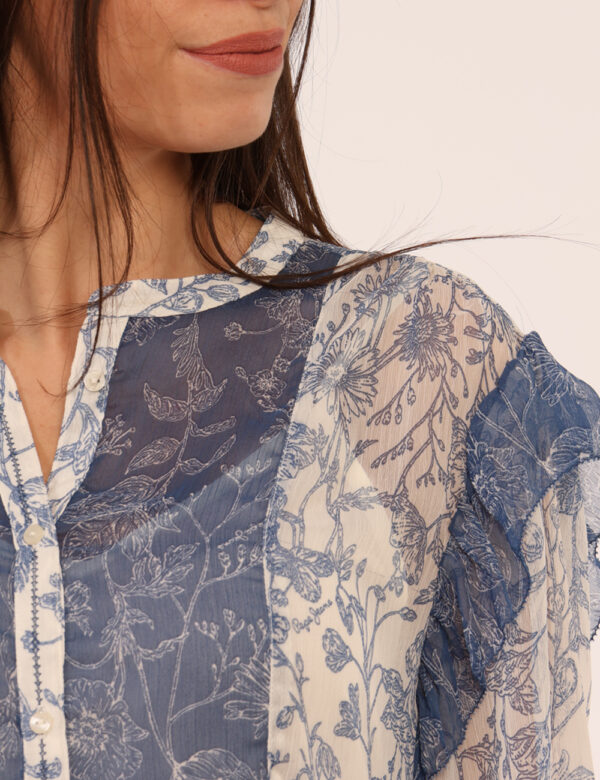 Camicia Pepe Jeans Blu - Camicia leggera, velata, in fantasia bianca e blu. La vestibilità è morbida e pratica grazie a bott