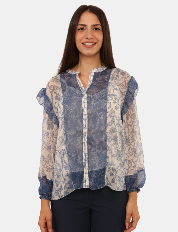 Camicia Pepe Jeans Blu - Camicia leggera, velata, in fantasia bianca e blu. La vestibilità è morbida e pratica grazie a bott