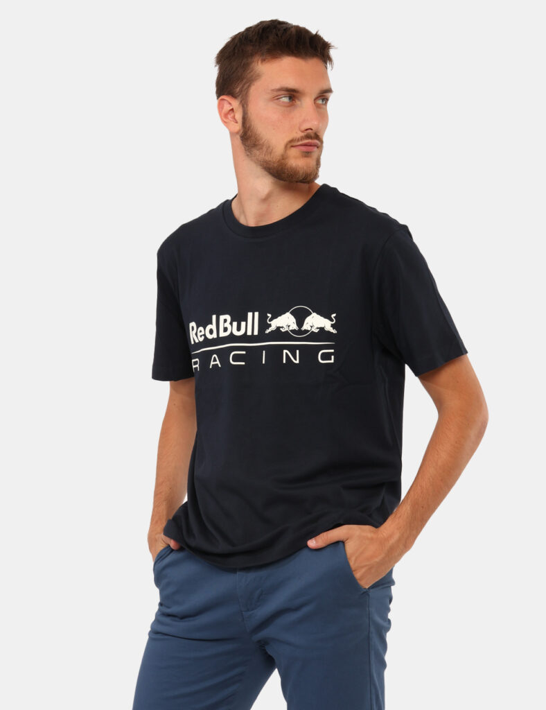 T-shirt Red Bull Blu - T-shirt classica su base blu navy con stampa brand sul fronte. La vestibilità è morbida e regolare. L