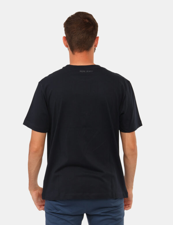 T-shirt Red Bull Blu - T-shirt classica su base blu navy con stampa brand sul fronte. La vestibilità è morbida e regolare. L