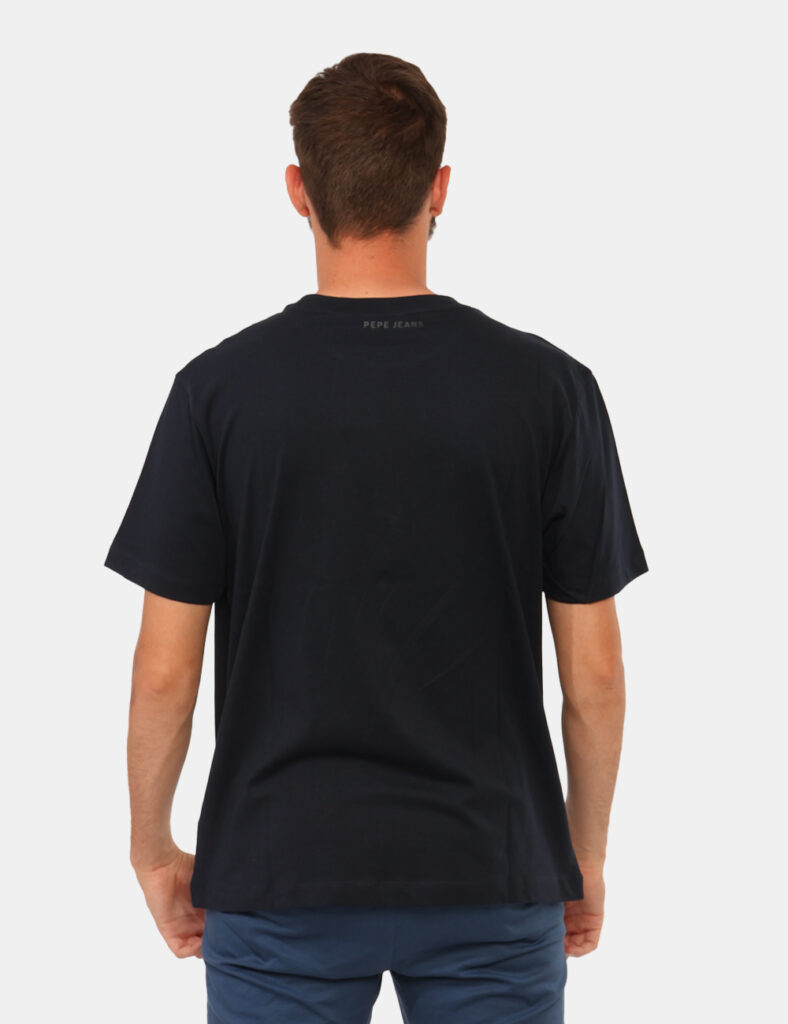 T-shirt Red Bull Blu - T-shirt classica su base blu navy con stampa brand sul fronte. La vestibilità è morbida e regolare. L