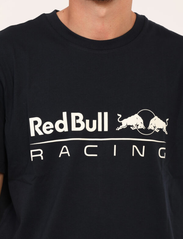 T-shirt Red Bull Blu - T-shirt classica su base blu navy con stampa brand sul fronte. La vestibilità è morbida e regolare. L