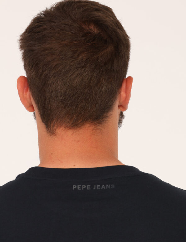 T-shirt Red Bull Blu - T-shirt classica su base blu navy con stampa brand sul fronte. La vestibilità è morbida e regolare. L