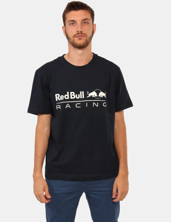T-shirt Red Bull Blu - T-shirt classica su base blu navy con stampa brand sul fronte. La vestibilità è morbida e regolare. L