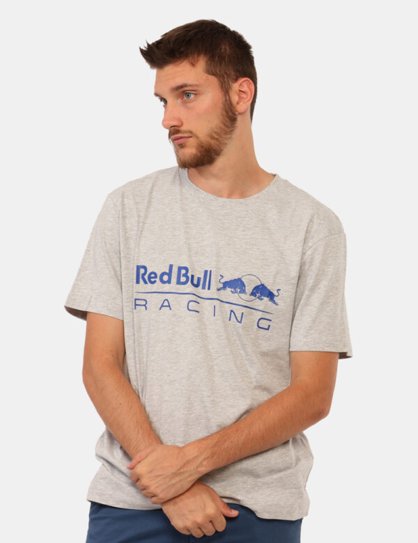 T-shirt Red Bull Grigio - T-shirt classica su base grigio chiaro con stampa brand sul fronte. La vestibilità è morbida e reg