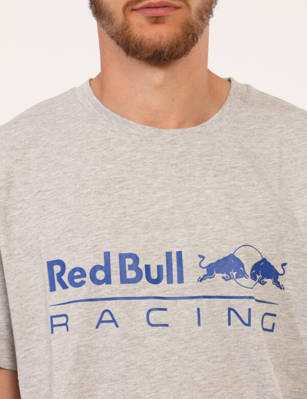 T-shirt Red Bull Grigio - T-shirt classica su base grigio chiaro con stampa brand sul fronte. La vestibilità è morbida e reg