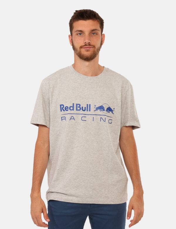 T-shirt Red Bull Grigio - T-shirt classica su base grigio chiaro con stampa brand sul fronte. La vestibilità è morbida e reg