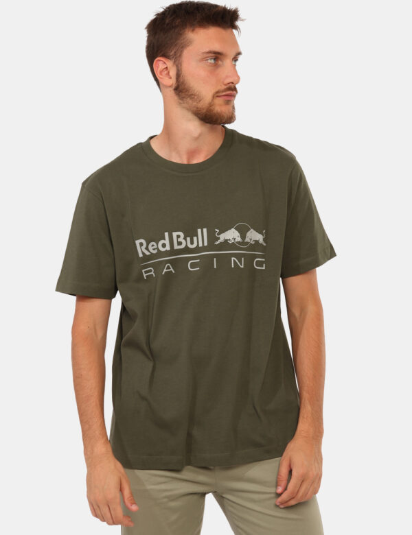 T-shirt Red Bull Verde - T-shirt classica su base verde con stampa brand sul fronte. La vestibilità è morbida e regolare. La
