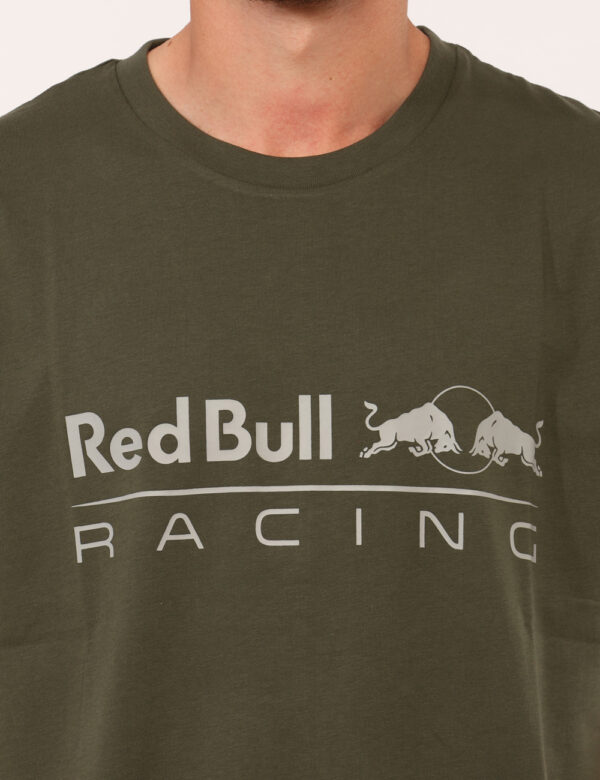 T-shirt Red Bull Verde - T-shirt classica su base verde con stampa brand sul fronte. La vestibilità è morbida e regolare. La