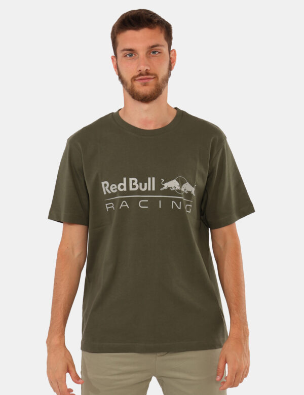 T-shirt Red Bull Verde - T-shirt classica su base verde con stampa brand sul fronte. La vestibilità è morbida e regolare. La