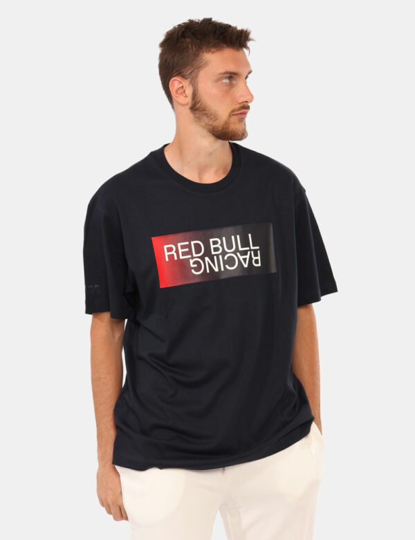 T-shirt Red Bull Blu - T-shirt classica su base blu navy con stampa brand sul fronte. La vestibilità è morbida e regolare. L