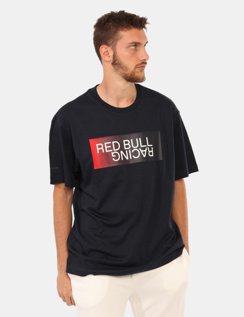 T-shirt Red Bull Blu - T-shirt classica su base blu navy con stampa brand sul fronte. La vestibilità è morbida e regolare. L