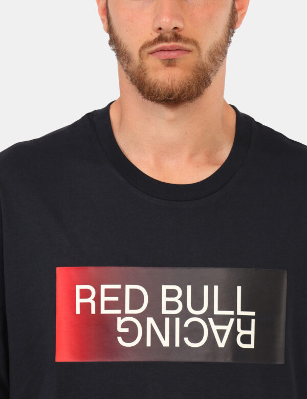T-shirt Red Bull Blu - T-shirt classica su base blu navy con stampa brand sul fronte. La vestibilità è morbida e regolare. L