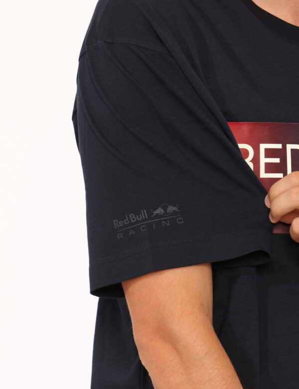 T-shirt Red Bull Blu - T-shirt classica su base blu navy con stampa brand sul fronte. La vestibilità è morbida e regolare. L