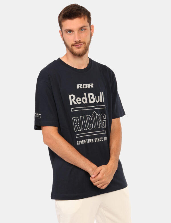 T-shirt Red Bull Blu - T-shirt classica su base blu navy con stampa brand sul fronte in grigio. La vestibilità è morbida e r